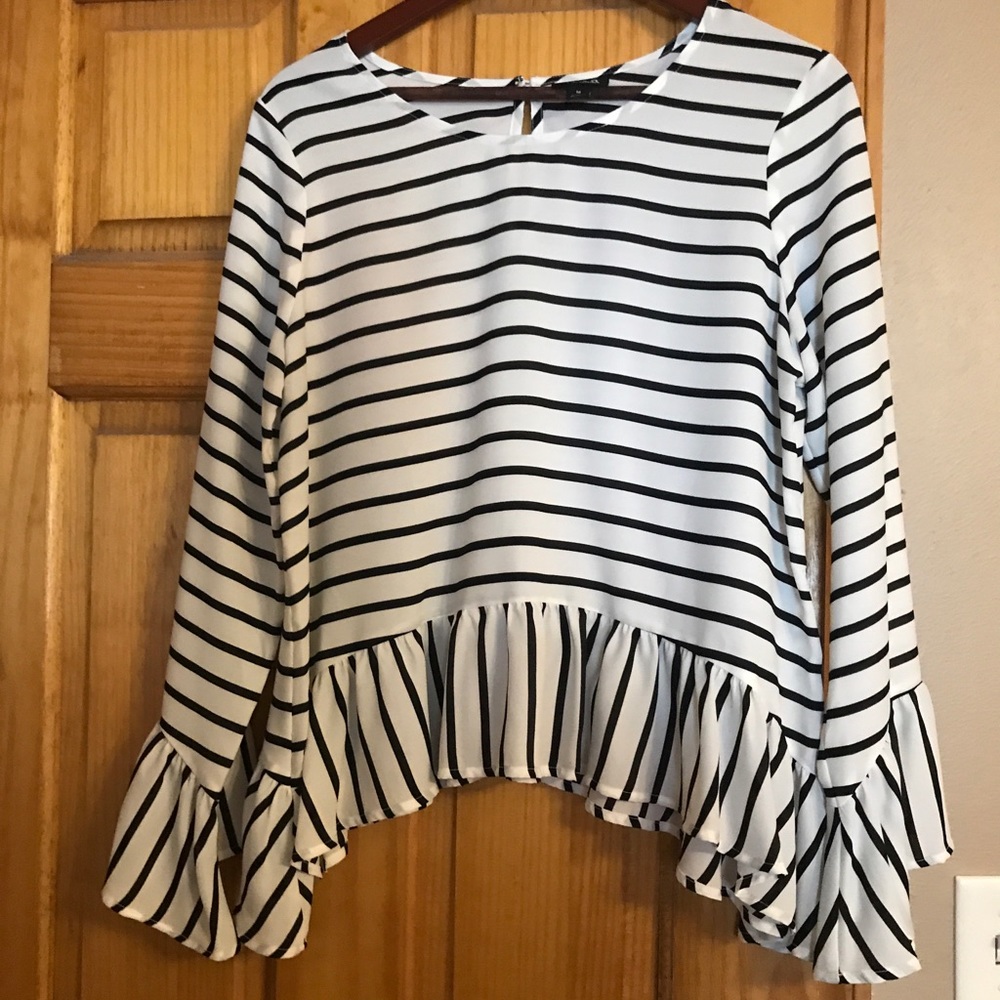 Like new, adorable blouse!!